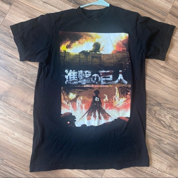 ATTACK ON TITANS GRAPHIC TEE ANIME SMALL - Picture 1 of 4